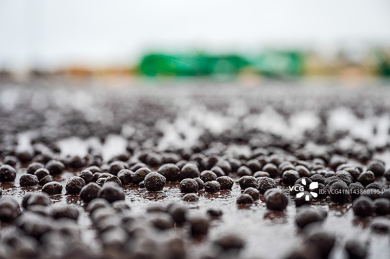 一堆铁矿石颗粒图片素材