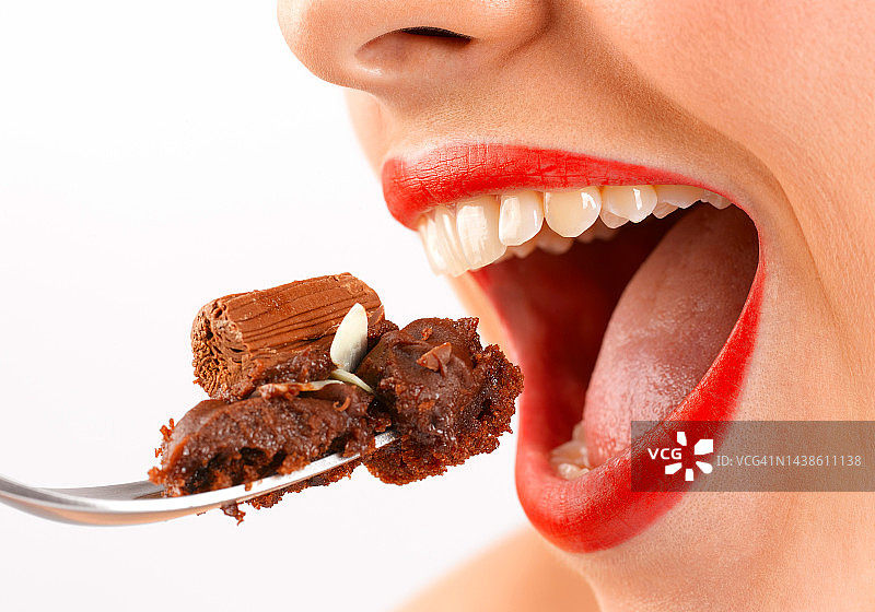 用叉子品尝巧克力甜点图片素材