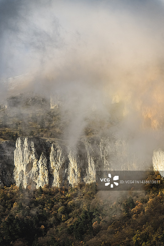 秋色山林，位于悬崖脚下图片素材