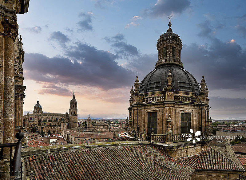 西班牙卡斯蒂利亚-莱昂萨拉曼卡拉克莱雷西亚教堂图片素材