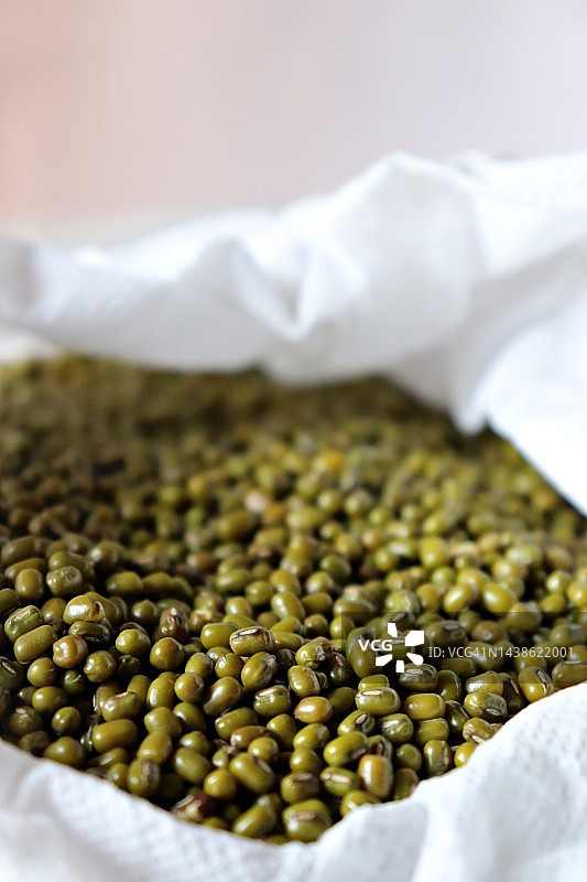 白袋中绿豆特写图片素材
