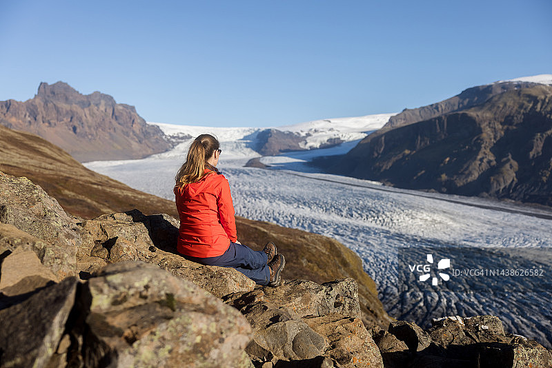 女人享受冰岛乡村风光图片素材