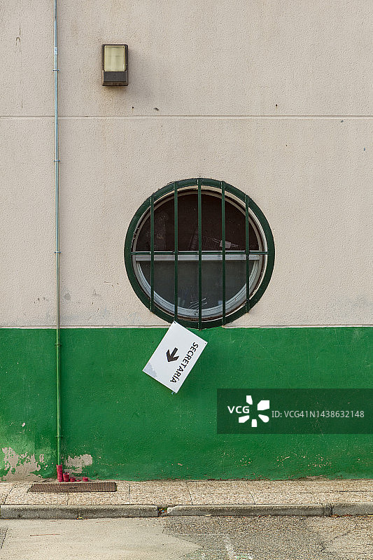 学校的圆形窗户和路标图片素材