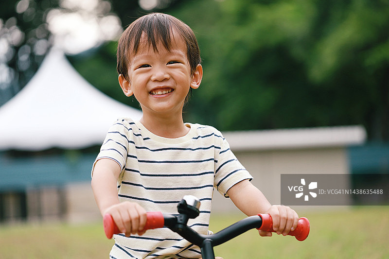 在户外骑平衡车的亚洲小男孩图片素材