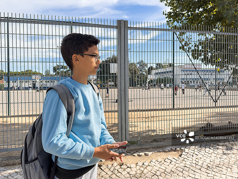 学生在等校车图片素材