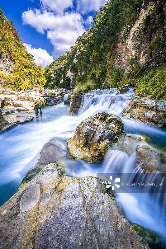 东松巴岛大峡谷的坦格杜瀑布图片素材