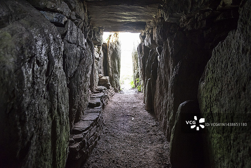 北威尔士安格尔西岛的布林凯利杜墓室图片素材