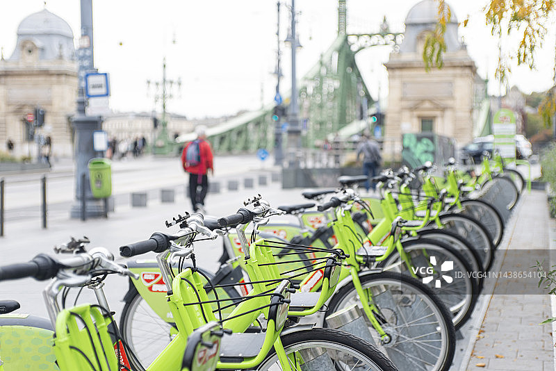 布达佩斯市的出租自行车停车场图片素材