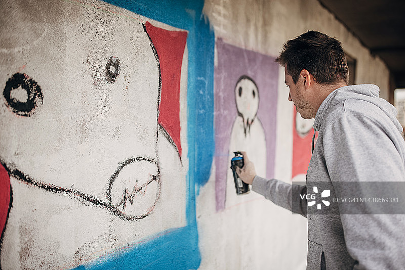 男人在墙上绘制涂鸦图片素材