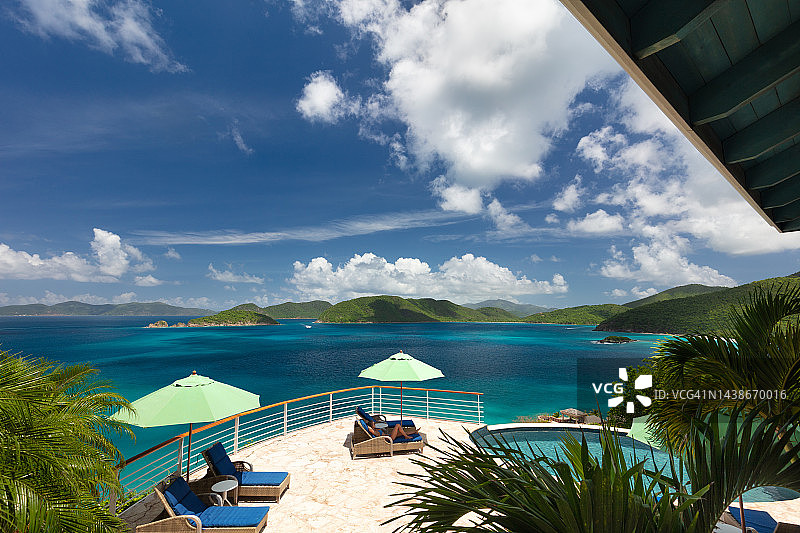 豪华别墅里的女人图片素材