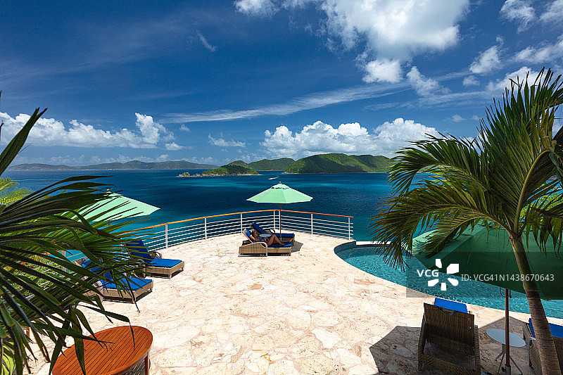 豪华别墅里的女人图片素材