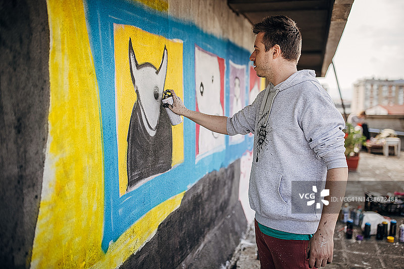 男人在画涂鸦图片素材