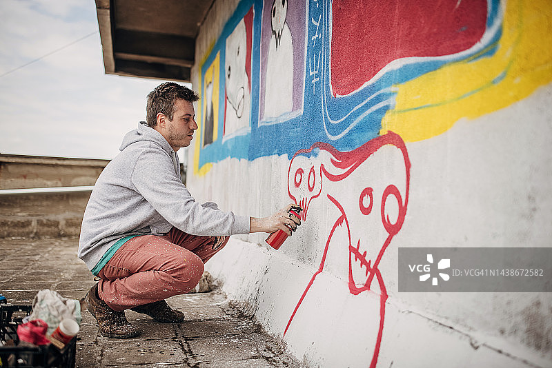男人在画涂鸦图片素材