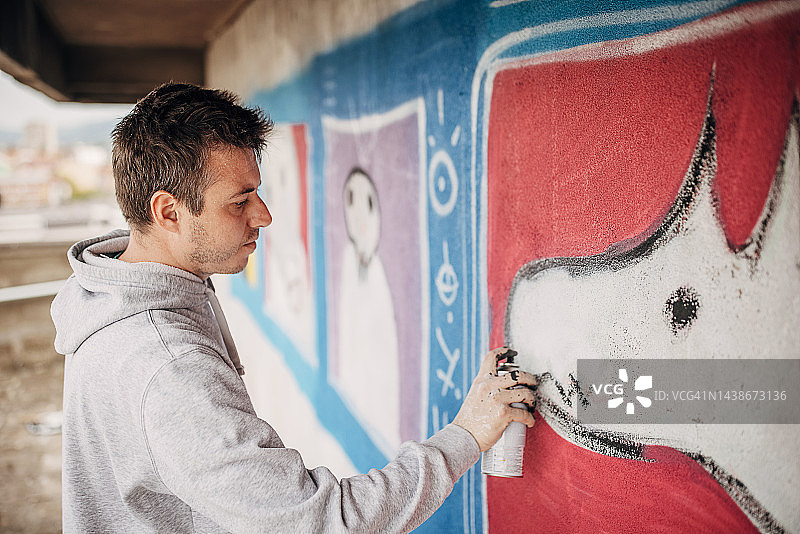 男人在画涂鸦图片素材
