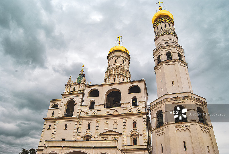莫斯科克里姆林宫内带金色穹顶的大教堂图片素材