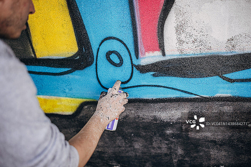 艺术家在墙上画涂鸦图片素材