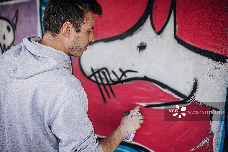 艺术家在墙上画涂鸦图片素材