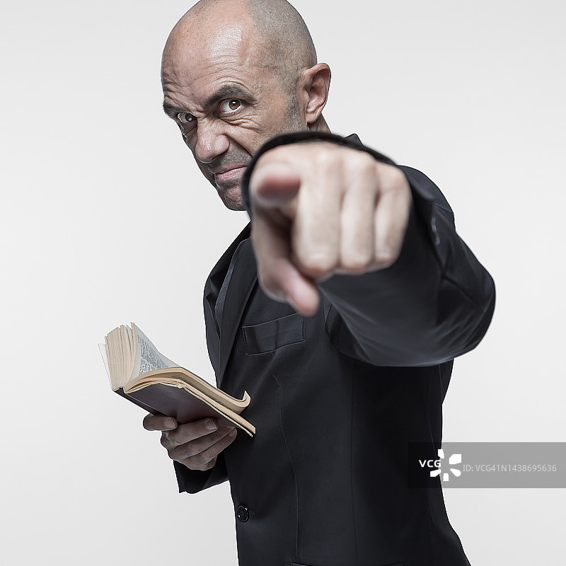 愤怒的牧师指向图片素材