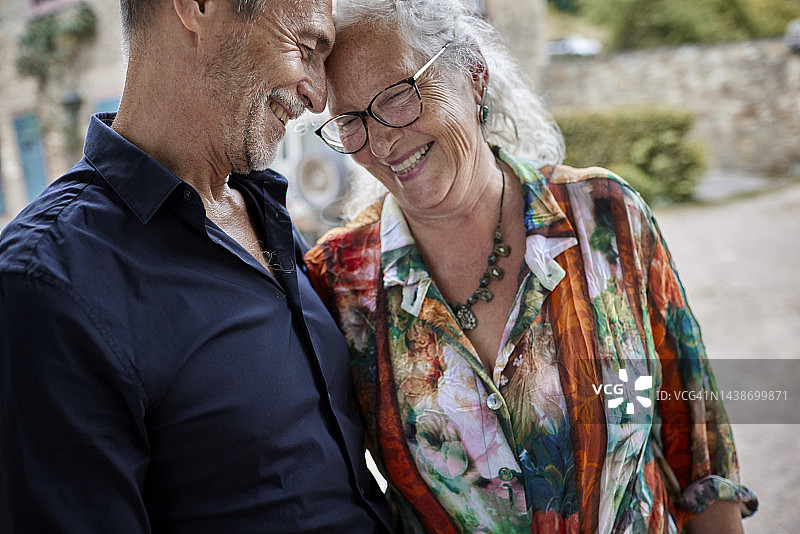 户外幸福依偎的老年夫妇图片素材