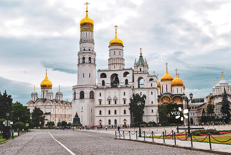莫斯科克里姆林宫内带金色穹顶的大教堂图片素材