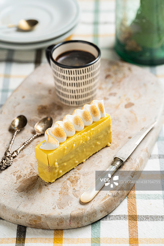 柠檬蛋白酥甜点和咖啡图片素材