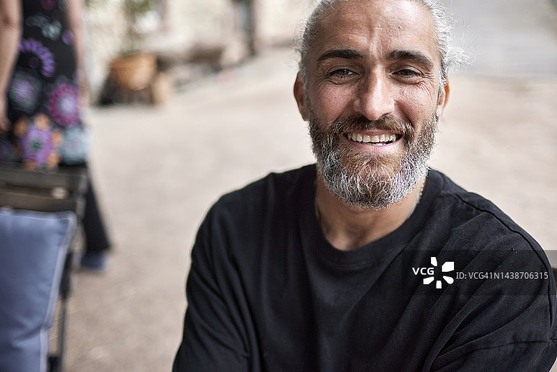 户外微笑的成熟男人肖像图片素材