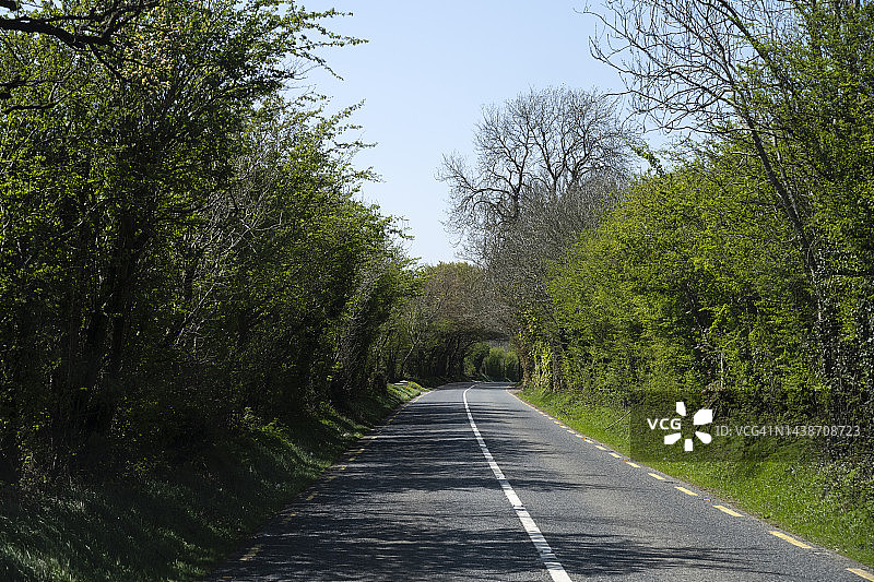 恩尼斯科西附近的乡村道路图片素材