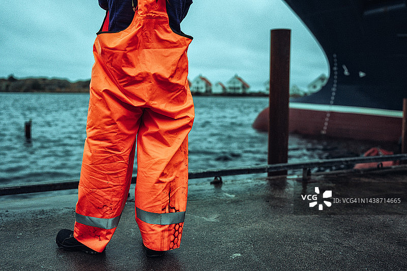 在港口与渔船的渔妇图片素材