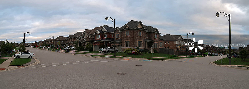 郊区安静街区的独立式住宅图片素材