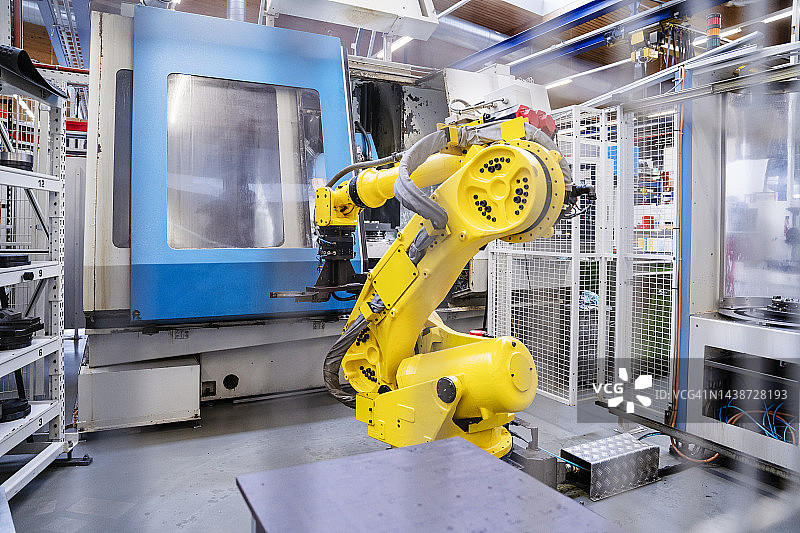 机器前的机械臂图片素材