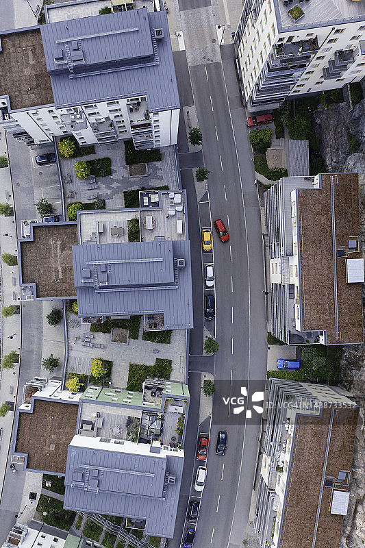 现代公寓楼街道上的停车场景图片素材