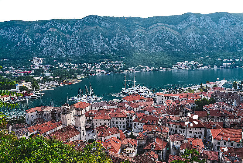 从瞭望点看到的科托尔城市风光，黑山，巴尔干国家图片素材