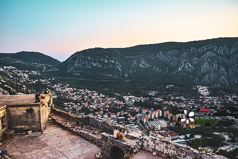 人们从观景点眺望科托尔城市，黑山，巴尔干国家图片素材