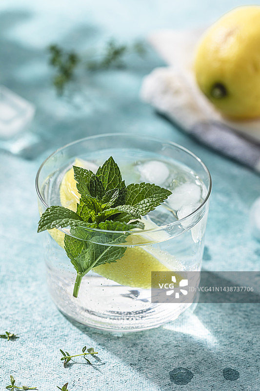 柠檬薄荷金汤力图片素材
