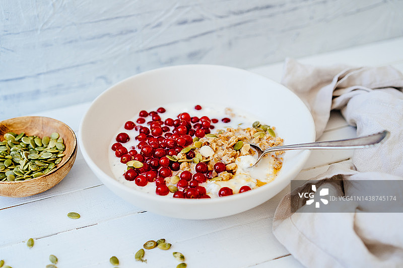 碗中的红醋栗、燕麦和南瓜籽图片素材
