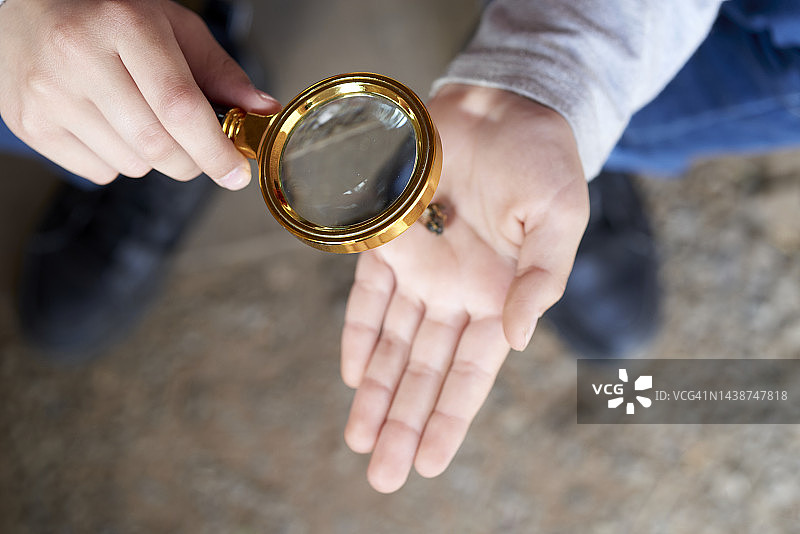 男孩拿着蜜蜂图片素材