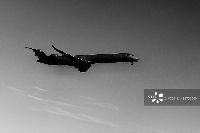 晴空下起飞的喷气式飞机图片素材