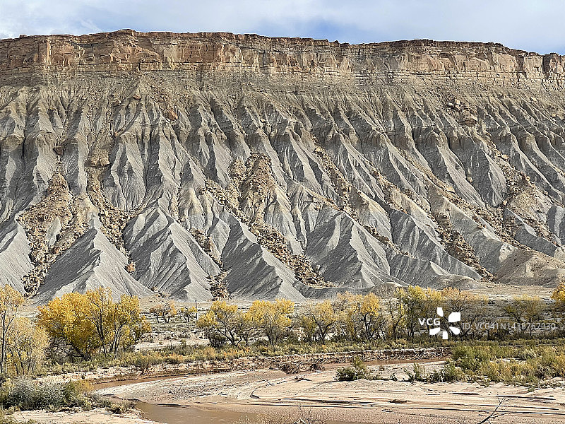 犹他州凯恩维尔附近弗里蒙特河谷的风蚀台地图片素材