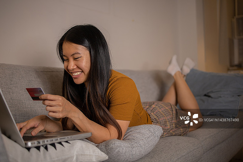 快乐的女人在网上购物图片素材