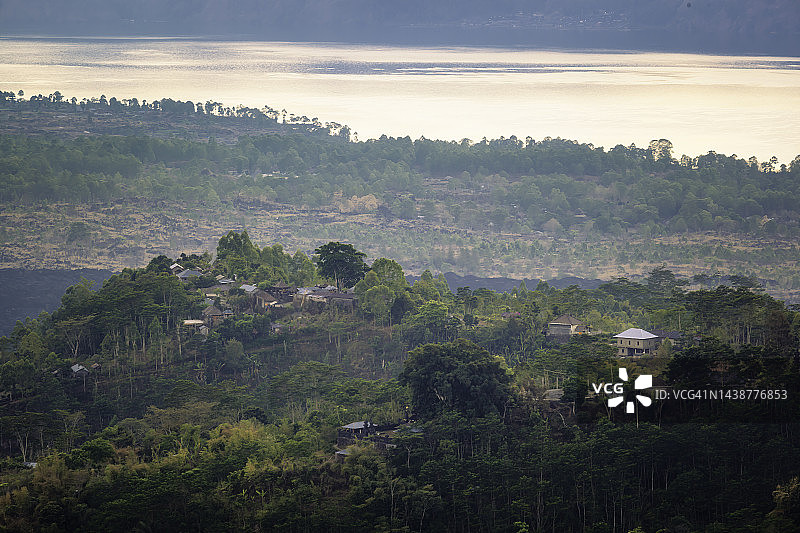 河边山坡上的小村庄图片素材