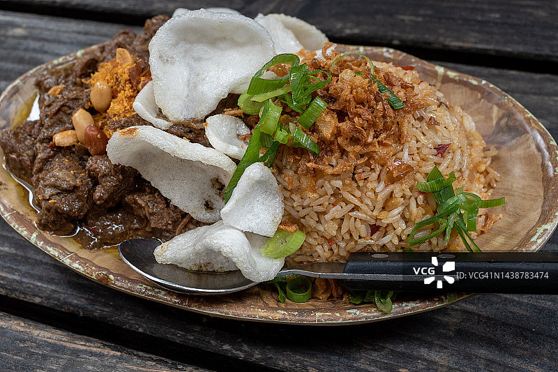 Rending Daging和炒饭，传统印尼美食图片素材