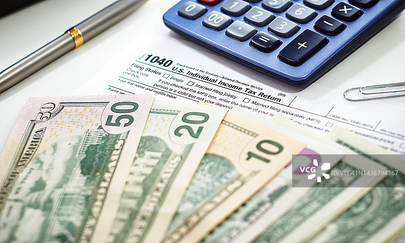 带计算器和税务表的美元货币图片素材