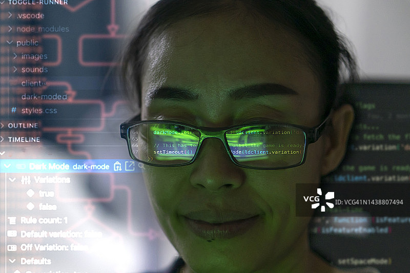 戴眼镜的程序员在电脑上工作图片素材