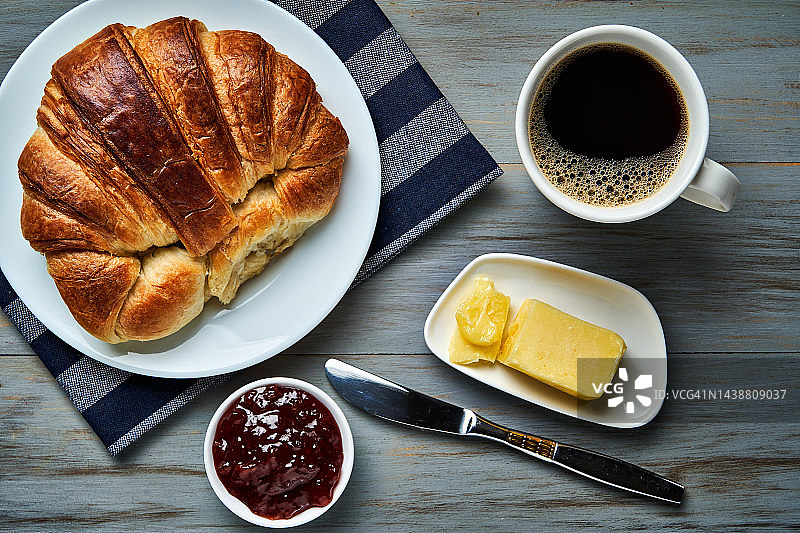 乡村木桌上的早餐图片素材