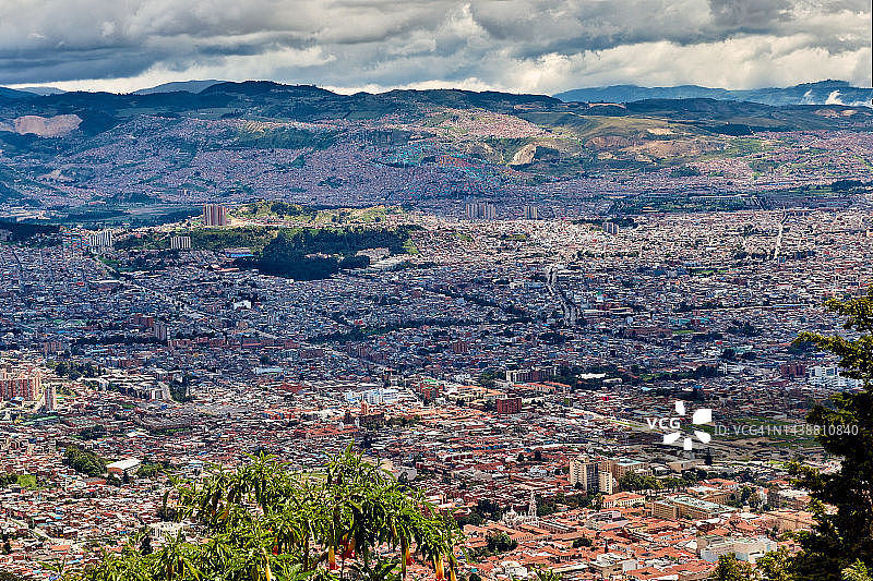从蒙塞拉特山观看哥伦比亚波哥大城市图片素材