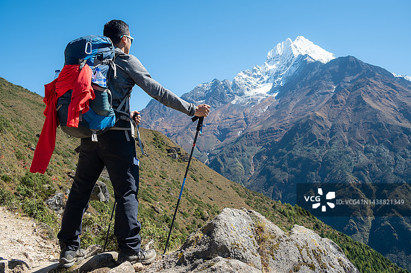 在珠穆朗玛峰大本营徒步旅行，欣赏Thamserku山美景的亚洲游客图片素材