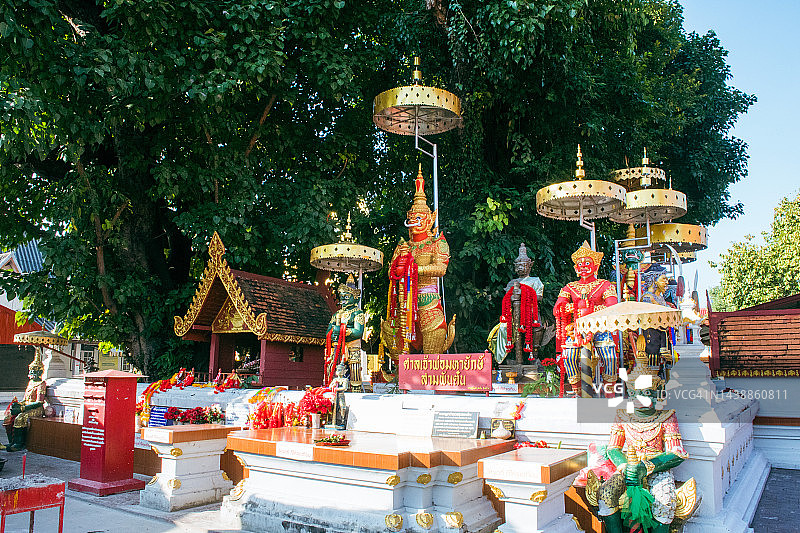 泰国人朝拜的陶威苏万巨型雕像图片素材