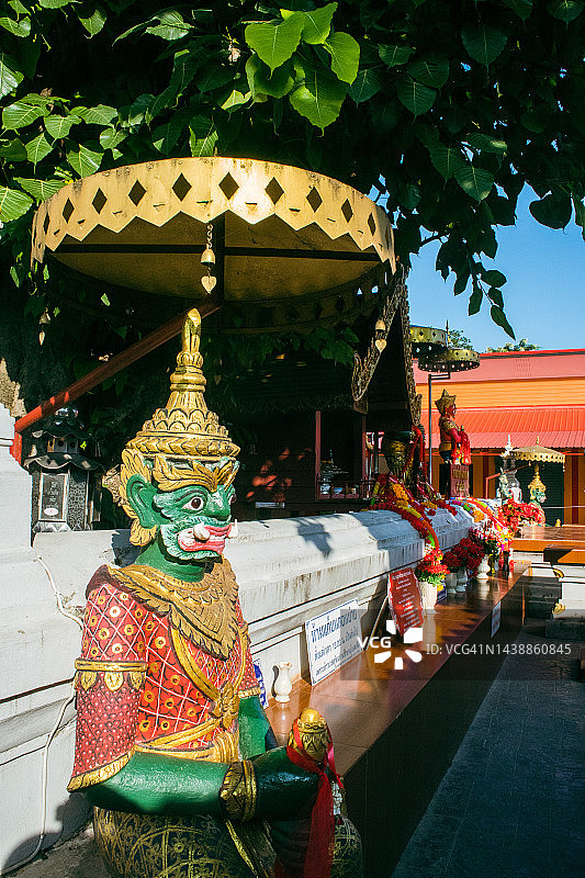 泰国人朝拜的陶威苏万巨型雕像图片素材