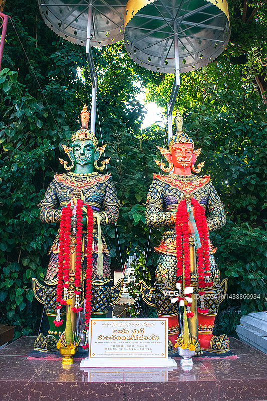 泰国人朝拜的陶威苏万巨型雕像图片素材