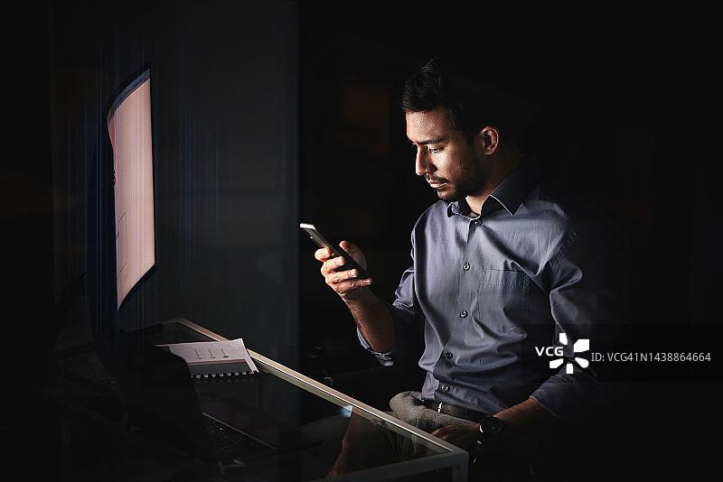 深夜加班工作的商人图片素材